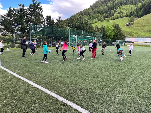19 Mädchen sind zum Schnuppertraining am 20. Mai nach St. Anton am Arlberg gekommen.  | Foto: Rene Bergner