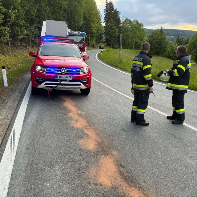 Im Bereich der Autobahnauffahrt Steinberg hatte ein Traktor viel Kraftstoff verloren. | Foto: FF Steinberg