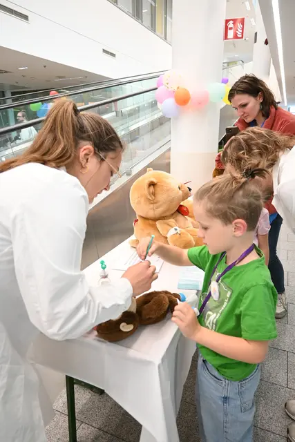 Die Teddydocs begleiteten die Kinder durch die verschiedenen Stationen. | Foto: Königer