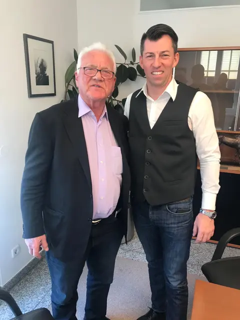 Trabrennsport verbindet und vergrößert das Netzwerk – Austro-Kanadier Frank Stronach zählt ebenfalls zu Oliver Baduras Kunden. | Foto: Oliver Badura