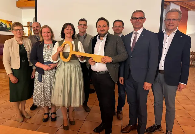 Vizepr. Rosemarie Ferstl, BBK-Obfrau-Stv. Johann Prinz, Vorsitzende Bäuerinnenbeirätin Katrin Schober, BBK-Obfrau Barbara Payreder, Dir. ABZ Hagenberg Ing. Bernhard Pilz, Christian Lang, BBK Dienststellenleiter Ing. Mag. Johannes Gahleitner, LK OÖ Präsident Mag. Franz Waldenberger, Kammerdirektor Mag. Karl Dietachmair

 | Foto: LWK OÖ