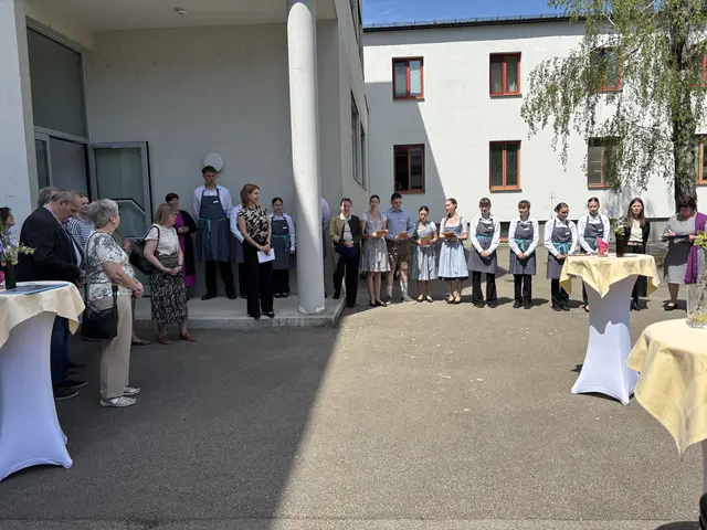 Direktorin Marion Hofmann begrüßte die Gäste im Garten der HLW Hollabrunn. | Foto: Alexandra Goll