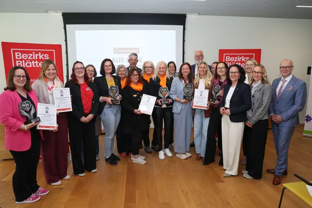 Der Fachbereich "Mobile Dienste, Palliativteams und Virgilambulanz" des Caritasverband  Salzburg konnte sich den Sieg in der Kategorie "Teamleistung und Kooperation" beim Pflegepreis von MeinBezirk Salzburg sichern. Im Bild mit Preisträgern aus den anderen Kategorien für den Pflegepreis | Foto: Franz Neumayr