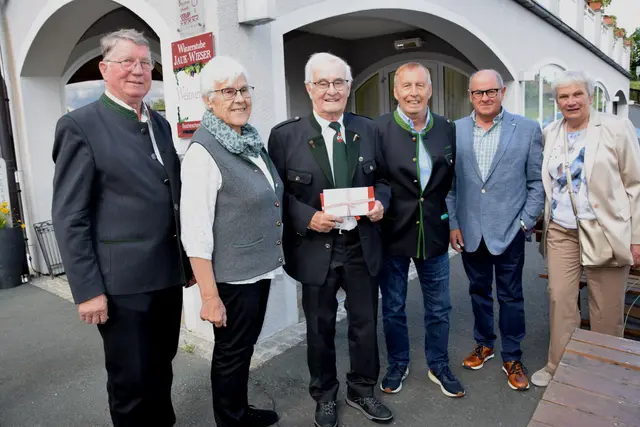 Seniorenbundobfrau Theresia Fuchshofer, Ehrenringträger Johann Fellner, sowie die Vorstandsmitglieder Eduard Koch, Josewf Fuchshofer und Anneliese Weitenthaler ließen den Jubilar hochleben  | Foto: MeinBezirk/Josef Strohmeier