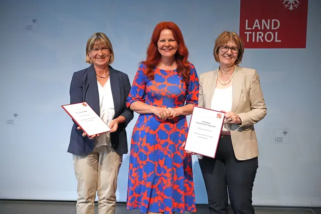 LRin Hagele gemeinsam mit den Geehrten aus dem Bezirk Innsbruck. | Foto: Land Tirol/Trenker
