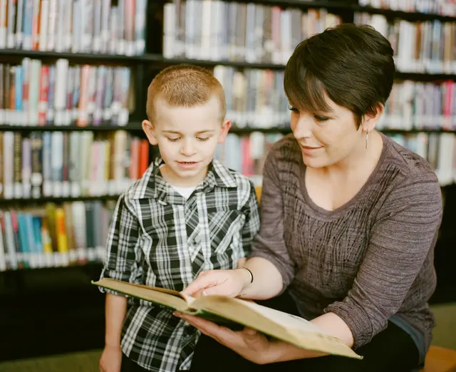 Eine öffentliche Bücherei bietet Zugang zu Büchern, Medien und digitalen Angeboten für die Bevölkerung. Sie ist ein wichtiger Ort für Bildung, Austausch und kulturelles Leben in der Gemeinde. | Foto: unsplash / Adam Winger