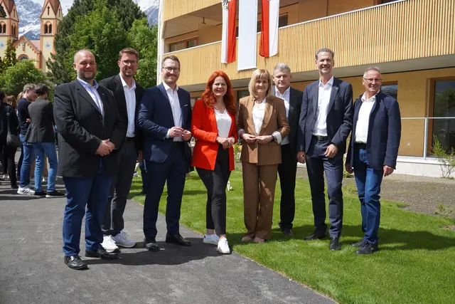 Von links nach rechts: Bürgermeister Jürgen Schreier (Oberhofen), Bürgermeister Christian Härting (Telfs), Landeshauptmann-Stellvertreter Philip Wohlgemuth, Landesrätin Cornelia Hagele, Bürgermeisterin Brigitte Praxmarer (Flaurling), Bürgermeister Martin Schwaninger (Pettnau), TIGEWOSI-Geschäftsführer Edgar Gmeiner und Sozialsprengel-Obmann Johann Ortner.
