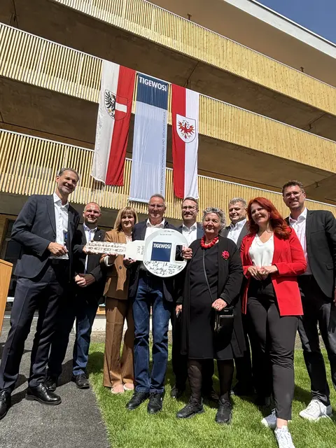 TIGEWOSI-GF Edgar Gmeiner, Bgm. Jürgen Schreier (Oberhofen), Bgm. Brigitte Praxmarer (Flaurling), Sozialsprengel-Obmann Johann Ortner, LH-Stv.- Philip Wohlgemuth, GV Silvia Schaller, Bgm. Martin Schwaninger (Pettnau), LR Cornelia Hagele und Bgm. Christian Härting (Telfs).