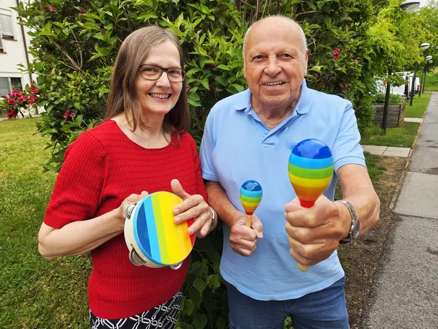 Die Musiktherapie nutzt Klänge, Rhythmen und gemeinsames Musizieren, um das
Wohlbefinden zu fördern, Erinnerungen zu wecken und Ängste zu lindern. Rhythmisches
Rasseln oder Trommeln fördert die Motorik und Koordination, wie Managerin EA Gabriele
Reiser-Fichtinger und Bewohner Helmut Probst demonstrierten. | Foto: PBZ Mistelbach