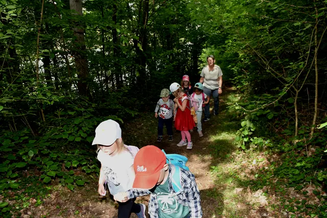 Der Kinderlieder-Wanderweg, eine 2,5 km Runde, wurde im Wanderdorf Bad Kreuzen eröffnet. An zehn Stationen kann man sich Kinderlieder anhören und mitsing. Die Zeichnungen dazu wurden von den Mädchen und Buben des Kindergartens gestaltet.  | Foto: Robert Zinterhof