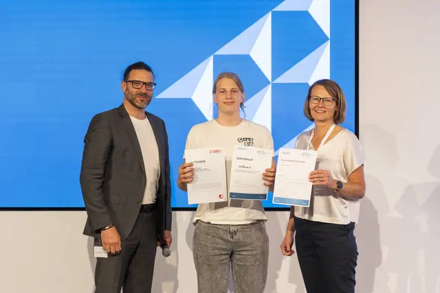 Auch Vincent Entner von der HTL Jenbach wurde für seine Junior Company UnTangle mit dem Sonderpreis "Geschäftsidee 2026" ausgezeichnet - Jury-Mitglied Patrick Zerda (l.) und Magdalena Wasilewski, Landeskoordinatorin für das Junior Company Programm in Tirol, gratulierten. | Foto: WK Tirol / Die Fotografen