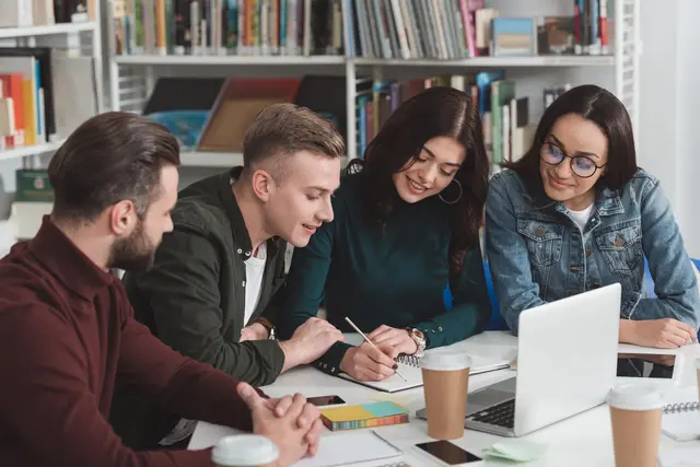 Im CHE Hochschulranking werden Studiengänge anhand von Fakten zu Lehre und Forschung sowie Bewertungen der Studierenden beurteilt. | Foto: smarterpix (symbolbild)