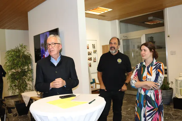Bürgermeister Herbert Mayer bei seinen Begrüßungsworten.  | Foto: Elisabeth Zangerl