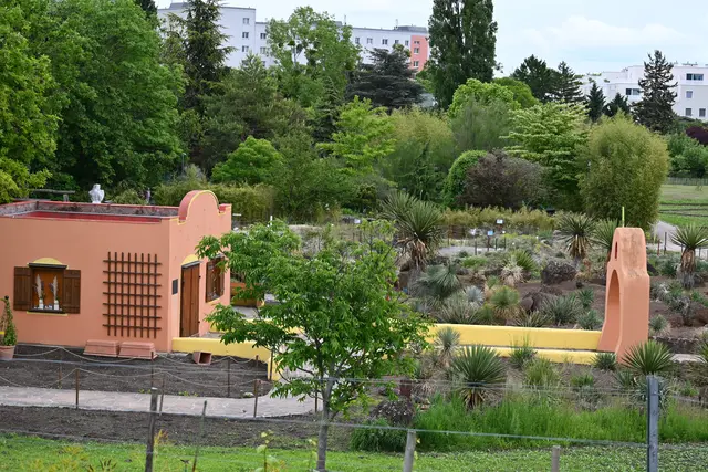 Blumengärten Hirschstetten, (4)Gärten fremder Länder und Urzeitgarten