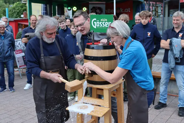 Herbert Glanzer führte den Bieranstich durch. | Foto: MeinBezirk.at/Karlbauer