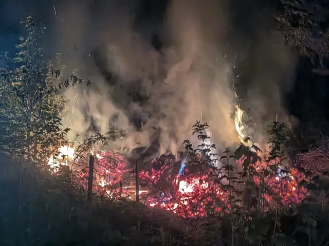 Ein Grünschnitthaufen war in Schwöbing in Langenwang in Brand geraten.