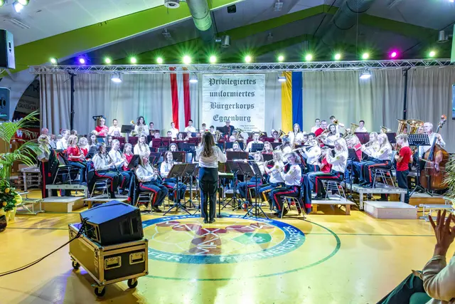 Mit Klangvielfalt und großer Leidenschaft begeistert das Bürgerkorps Eggenburg das Publikum in der Stadthalle. | Foto: Richard Stöger