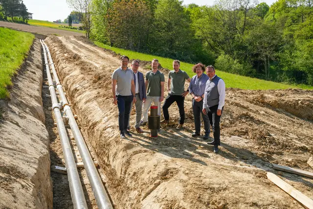 Gerhard Riegler (2. Vizebürgermeister und Stadtrat für Klimaschutz, Wohnbau und Innovation), Manuel Scherscher (Ortsvorsteher Mauer-Greinsfurth), Bernhard Schelch (Abteilungsleiter Biowärme Amstetten-West GmbH), Jürgen Hürner (Geschäftsführer Biowärme Amstetten-West GmbH), Andreas Oberhammer (Geschäftsführer Biowärme Amstetten-West GmbH), Christian Haberhauer (Bürgermeister Stadtgemeinde Amstetten) | Foto: Nina Godderidge , Stadtwerke Amstetten