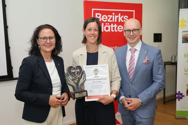 Die Pflegedirektorin des Kardinal-Schwarzenberg Klinikums, Sandra Wallner (Mitte), nahm den Preis stellvertretend für Marc Brandstätter entgegen. Hier im Bild mit Landesrätin Daniela Gutschi (links) und Landesrat Wolfgang Fürweger. | Foto: Franz Neumayr