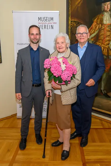 Margareta Zittmayr mit Gottfried Kneifel, Obmann des Museumvereins Lauriacum Enns, und Daniel Lachmayr, Bürgermeister von Ennsdorf (li.).  | Foto: MVL/Kneifel
