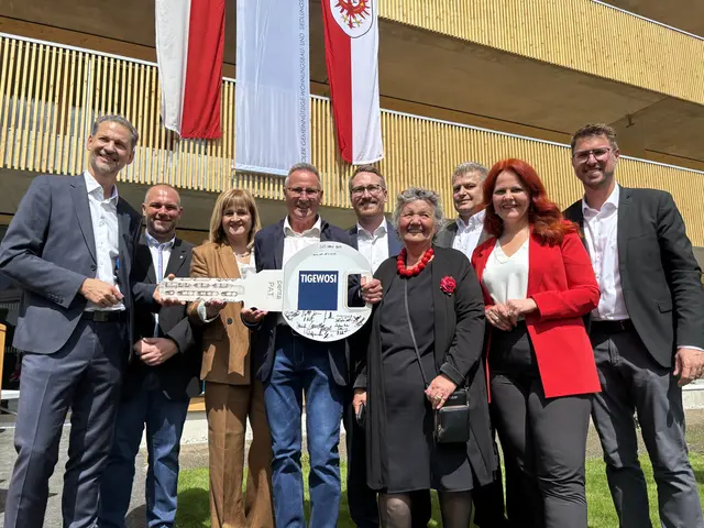 TIGEWOSI-GF Edgar Gmeiner, Bgm. Jürgen Schreier (Oberhofen), Bgm. Brigitte Praxmarer (Flaurling), Sozialsprengel-Obmann Johann Ortner, LH-Stv.- Philip Wohlgemuth, GV Silvia Schaller, Bgm. Martin Schwaninger (Pettnau), LR Cornelia Hagele und Bgm. Christian Härting (Telfs).
