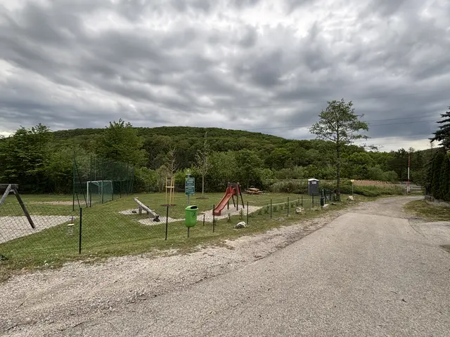 Auch der Spielplatz im Heimbautal liegt nur wenige Meter von der A1 entfernt. | Foto: Lauren Fahrenberger / MeinBezirk