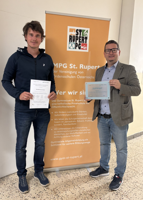 Geographieprofessor Manuel Söllner und Direktor Franz Saller freuen sich über die Auszeichnung. | Foto: gymstrupert