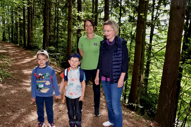 Der Kinderlieder-Wanderweg, eine 2,5 km Runde, wurde im Wanderdorf Bad Kreuzen eröffnet. An zehn Stationen kann man sich Kinderlieder anhören und mitsing. Die Zeichnungen dazu wurden von den Mädchen und Buben des Kindergartens gestaltet.  | Foto: Robert Zinterhof