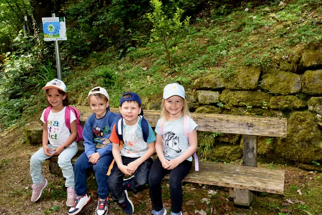Der Kinderlieder-Wanderweg, eine 2,5 km Runde, wurde im Wanderdorf Bad Kreuzen eröffnet. An zehn Stationen kann man sich Kinderlieder anhören und mitsing. Die Zeichnungen dazu wurden von den Mädchen und Buben des Kindergartens gestaltet.  | Foto: Robert Zinterhof