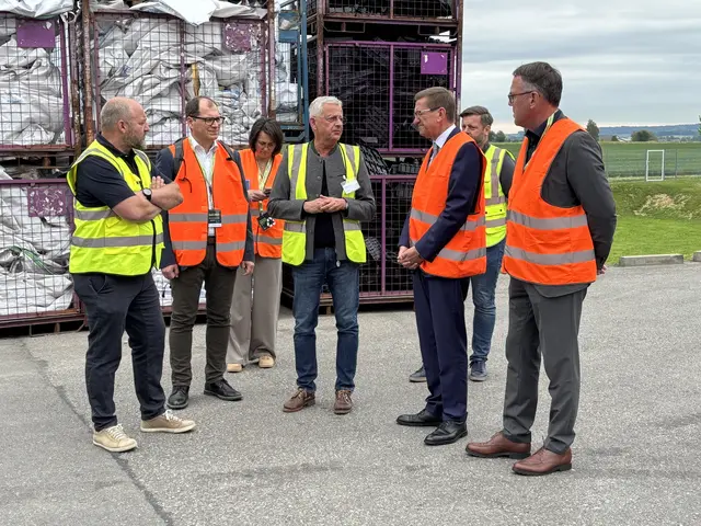 Die Recyclingexperten führten Markus Achleitner durch das Betriebsgelände. | Foto: MeinBezirk/Mayr