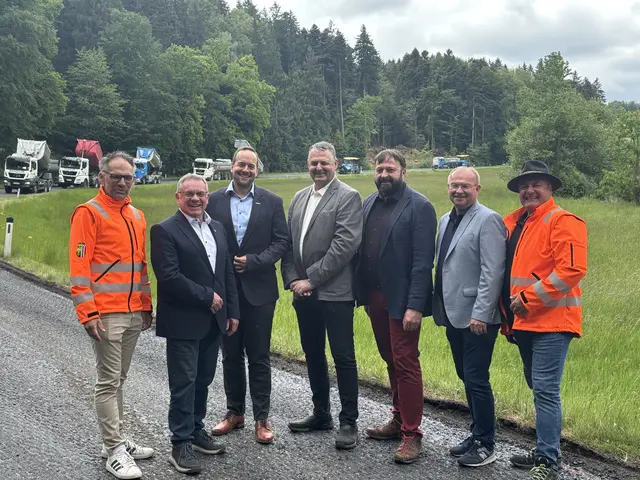 Die Bürgermeister der Gemeinden entlang der B 156 Johann Prillhofer aus Neukirchen, Gerhard Luger aus St. Georgen, Johannes Fankhauser aus Handenberg, Josef Maislinger aus Eggelsberg und Johannes Waidgasser aus Braunau (2. bis 6. v. l.) mit Vertretern der Straßenmeisterei. | Foto: MeinBezirk/Anja Kern
