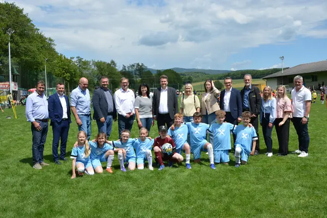 Das Team von Weiden bei Rechnitz posierte mit den Ehrengästen. | Foto: Wilhelm Miklos