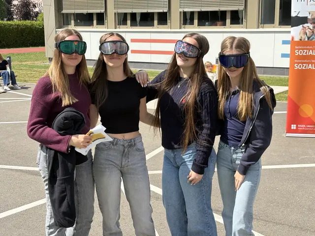 Schülerinnen mit VR Brille