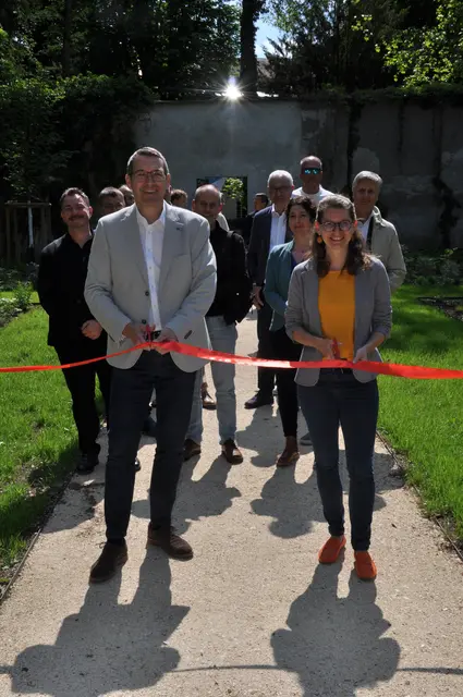 Bürgermeister Markus Vogl und Vizebürgermeisterin Anna-Maria Demmelmayr eröffnen den neuen Blumengarten im Steyrer Schlosspark. | Foto: Magistrat Steyr I Presse