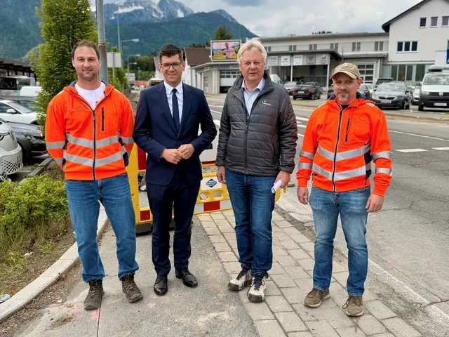 LHStv. Martin Gruber, Bgm. Leopold Astner und Mitarbeiter der Straßenbauabteilung vor Ort in Hermagor. | Foto: Büro Gruber/Gamper