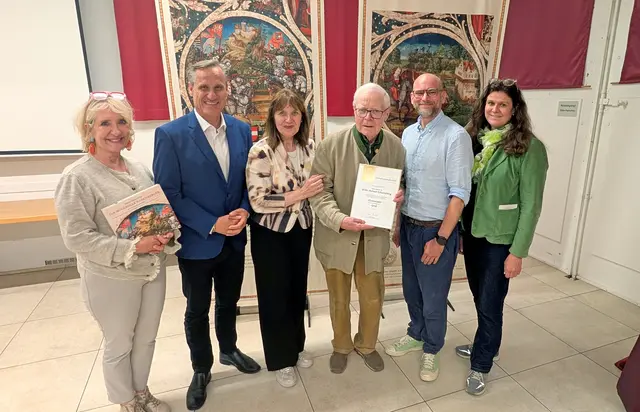 Verleihung der Ehrennadel in Gold an Helmut Scharsching. Von links: Gemeinderätin Roswitha Zieger, Gemeinderat Gert Zaunbauer, Bürgermeisterin Silvia Drechsler, Helmut Scharsching, Vizebürgermeister Rainer Praschak und Gemeinderätin Susanne Bauer-Rupprecht. | Foto: Stadtgemeinde Mödling / cb
