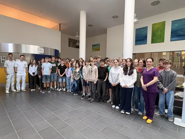 Dr. Julian Rohrauer, Ass. Dr. Florian Stangl, OÄ Dr. Natasha Ninova und die Schülerinnen und Schüler der Wirtschafts- und Musikmittelschule Waidhofen/Ybbs mit deren Lehrkräften. | Foto: LK Waidhofen