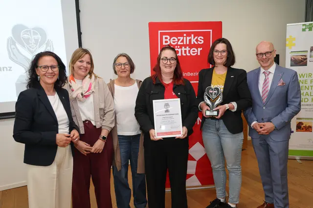 Der Fachbereich "Mobile Dienste, Palliativteams und Virgilambulanz" des Caritasverband  Salzburg konnte sich den Sieg in der Kategorie "Teamleistung und Kooperation" beim Pflegepreis von MeinBezirk Salzburg sichern. Im Bild mit Landesrätin Daniela Gutschi und Landesrat Wolfgang Fürweger | Foto: Franz Neumayr