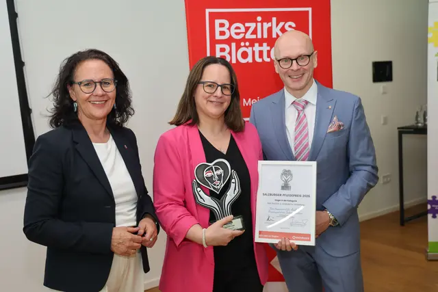 Landesrätin Daniela Gutschi (ÖVP) mit Preisträgerin Tina Tonner und Landesrat Wolfgang Fürweger (FPÖ).  | Foto: Franz Neumayr