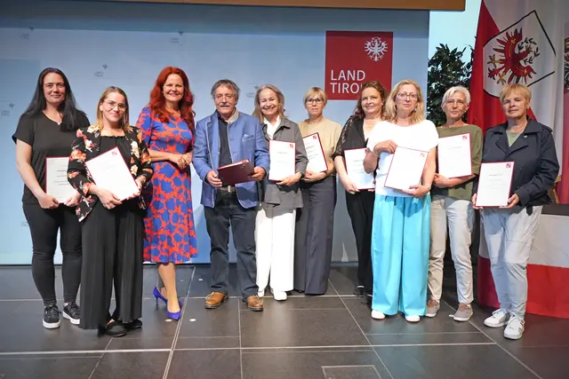 LRin Hagele gemeinsam mit den Geehrten aus dem Bezirk Landeck. | Foto: Land Tirol/Trenker
