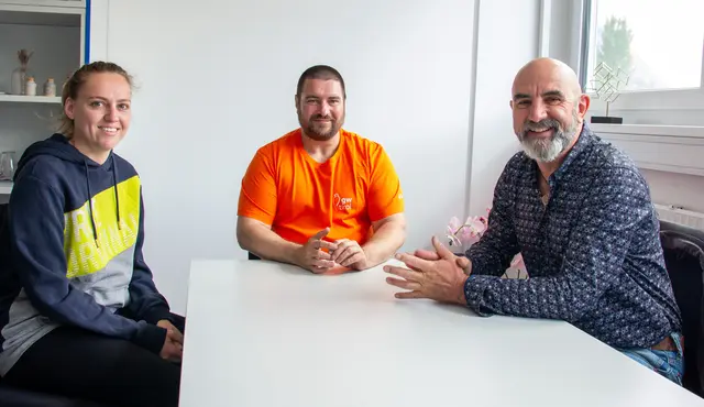 Julia Wernard von der GW Vomp und Günter Schnitzer von arbas Tirol stehen Martin in allen Lebensbereichen unterstützend zur Seite. | Foto: arbas/Wolchowe