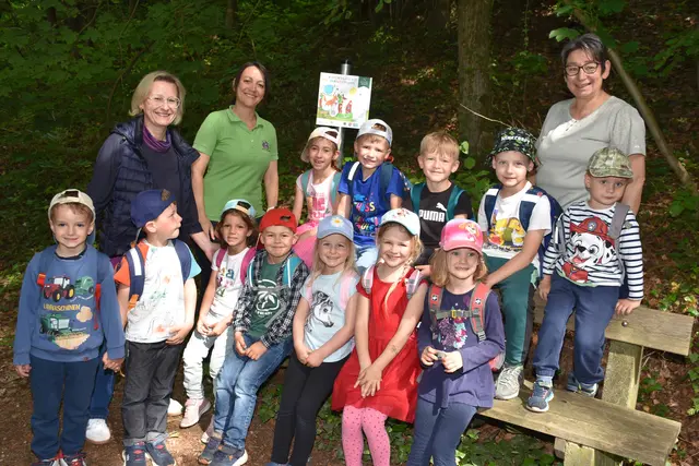 Der Kinderlieder-Wanderweg, eine 2,5 km Runde, wurde im Wanderdorf Bad Kreuzen eröffnet. An zehn Stationen kann man sich Kinderlieder anhören und mitsing. Die Zeichnungen dazu wurden von den Mädchen und Buben des Kindergartens gestaltet.  | Foto: Robert Zinterhof