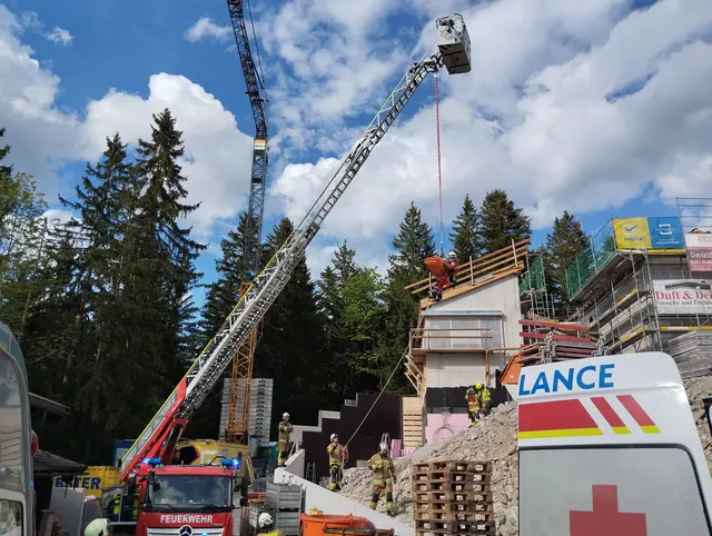 Die Feuerwehrkräfte retteten den schwer verletzten Bauarbeiter mittels Drehleiter schonend aus der Baugrube in Krispl. | Foto: Freiwillige Feuerwehr Hallein