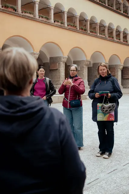 Mehr als 25 interessierte Teilnehmerinnen und Teilnehmer nahmen an der Führung unter dem Titel „Salzburg anders hören“ teil. Die Führung war der Auftakt zu einer Reihe von "Inklusiven Stadtführungen". | Foto: Stadt Salzburg/Rocio Escabosa