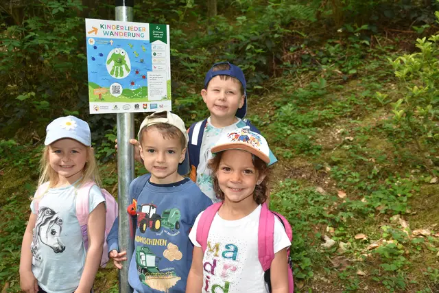 Der Kinderlieder-Wanderweg, eine 2,5 km Runde, wurde im Wanderdorf Bad Kreuzen eröffnet. An zehn Stationen kann man sich Kinderlieder anhören und mitsing. Die Zeichnungen dazu wurden von den Mädchen und Buben des Kindergartens gestaltet.  | Foto: Robert Zinterhof