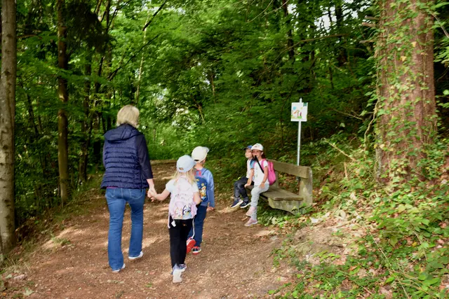Der Kinderlieder-Wanderweg, eine 2,5 km Runde, wurde im Wanderdorf Bad Kreuzen eröffnet. An zehn Stationen kann man sich Kinderlieder anhören und mitsing. Die Zeichnungen dazu wurden von den Mädchen und Buben des Kindergartens gestaltet.  | Foto: Robert Zinterhof