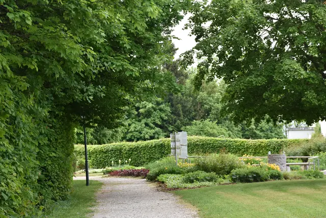 Der Kinderlieder-Wanderweg, eine 2,5 km Runde, wurde im Wanderdorf Bad Kreuzen eröffnet. An zehn Stationen kann man sich Kinderlieder anhören und mitsing. Die Zeichnungen dazu wurden von den Mädchen und Buben des Kindergartens gestaltet.  | Foto: Robert Zinterhof