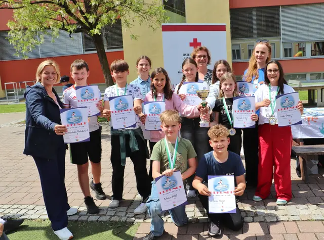 Vzbgm. Sabine Jakubzig (li), Susanne Rovensky  und Christine Woger (beide 2.Reihe) mit den Gewinnern des Pinguin-Cups von der VS Kalsdorf. | Foto: Edith Ertl