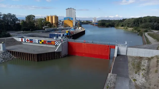 Donau mit Dammsystem