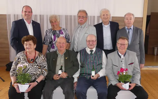 ( v.l.sitzend) Leopoldine Lutz, Schnaitl Johann, Bürgermeister a.D. Josef Huber, Bürgermeister Helmut Arzt
(v.l.stehend) Landtagsabgeordneter Rene Zonschitz, Elfriede Eder, Vizebürgermeister Josef Höller, Bezirksobmann Ludwig Sitter, Obmann Franz Czerny  | Foto: Gemeinde 